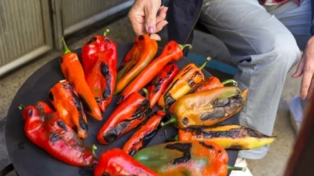 Kožica sa pečenih paprika skida se u jednom potezu: Stara caka koja nikad ne izneveri