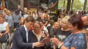 Nikada veća gužva u ulici Džona Kenedija! Narod se okupio da da potpise za listu "Ujedinjena Srbija" i da pozdravi Anu Brnabić (VIDEO)
