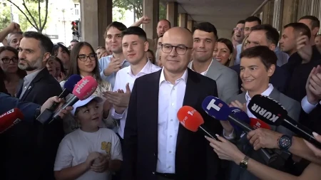 "Verujemo u slobodnu i suverenu Srbiju, ne da joj drugi govore šta da radi" Predstavnici liste "Aleksandar Vučić - Ujedinjena Srbija" predali potpise RIK-u