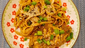 Pasta sa piletinom i susamom: Brz ručak koji deca obožavaju