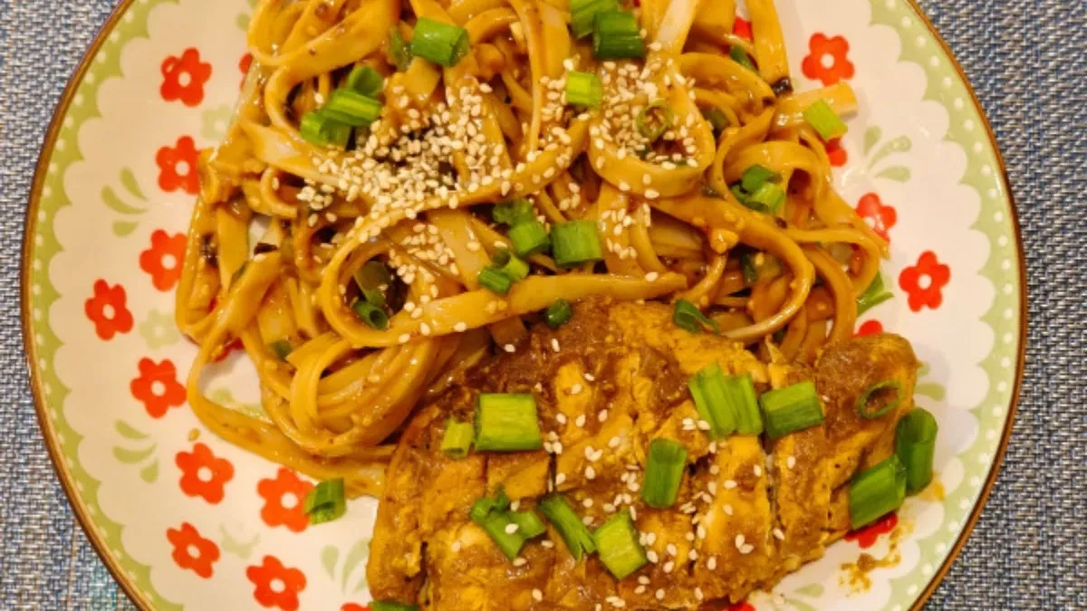 Pasta sa piletinom i susamom: Brz ručak koji deca obožavaju