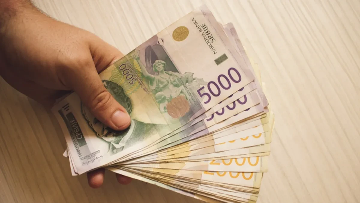Od decembra drastično veće plate! Jednoj grupi stiže čak 13.500 dinara više mesečno – evo ko dobija najviše