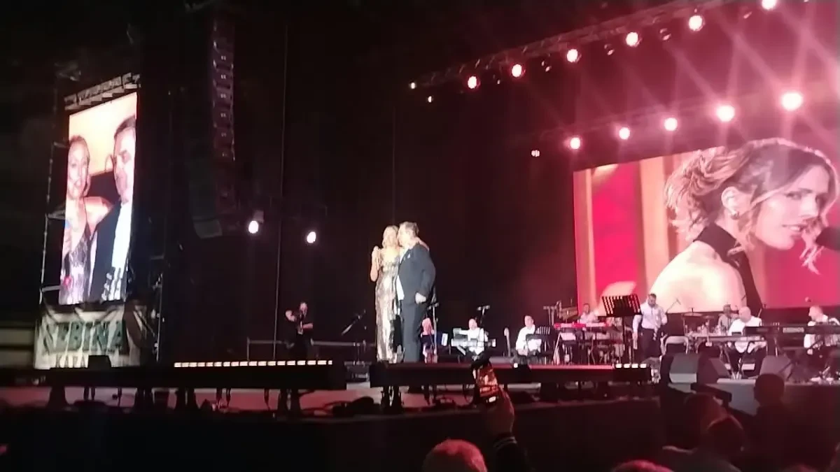 Kebina ćerka iz Amerike izašla na binu i zapevala sa njim! Pevač van sebe (VIDEO)