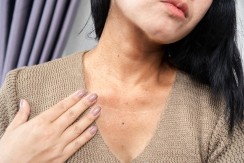 Bore na dekolteu? Dermatolog preporučuje tretman koji daje rezultate