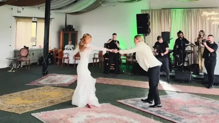 Udala se u potpunoj tajnosti! Naša glumica stala na ludi kamen sa biznismenom! 
