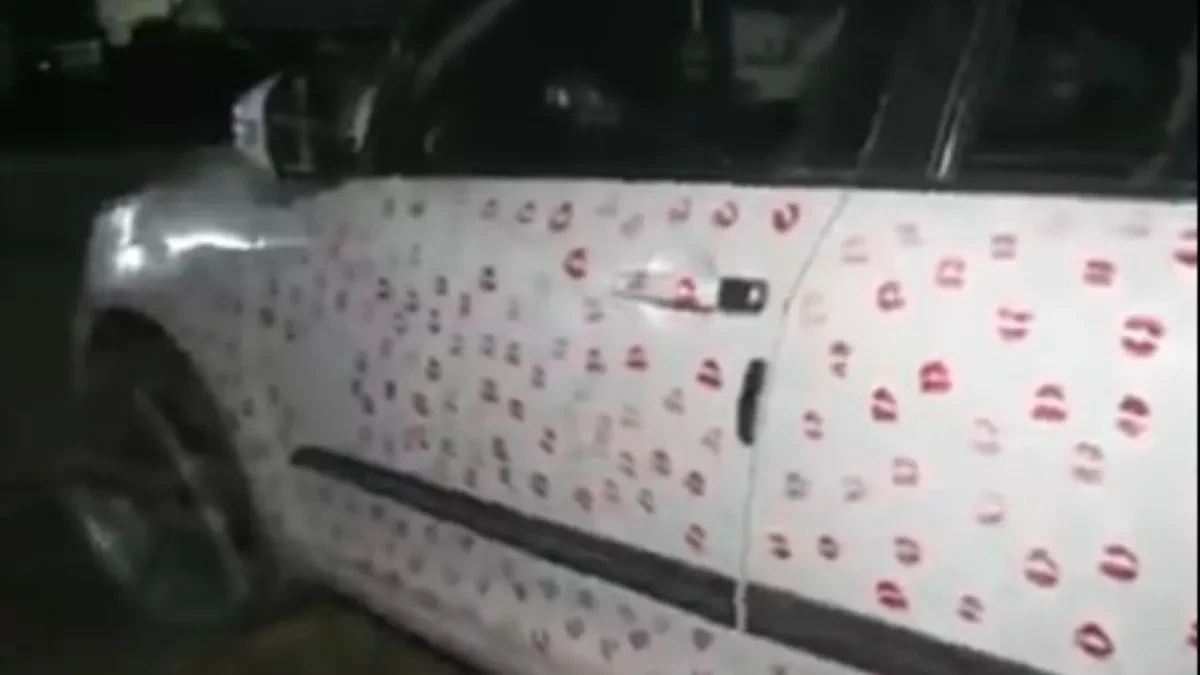 Haos na parkingu: Mladić pronašao kola prekrivena poljupcima, a onda je stigla policija - morao je da plati paprenu kaznu