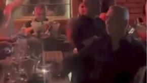 Đukanović pao u sevdah uz ustašku pesmu! Raskrečio se ko kauboj, peva mu na uvce!
