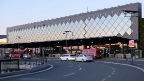 Laserima ometali pilote da slete na Aerodrom "Nikola Tesla"! 25 pokušaja da izazovu tragediju, evo gde su locirani!