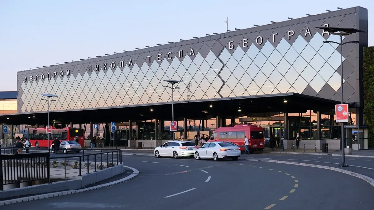 Laserima ometali pilote da slete na aerodrom "Nikola Tesla"! 25 pokušaja da izazovu tragediju, evo gde su lociranu!