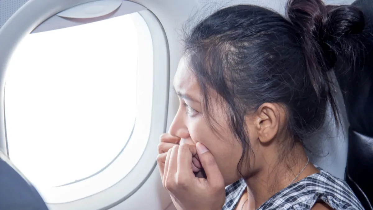 Uznemirujući video ledi krv: Avion tri puta pokušao da sleti tokom oluje, putnici vrištali od straha – pilot je morao da reaguje