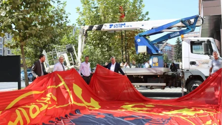 Počelo divljanje Albanaca! Na zgradu opštine kače ogormnu zastavu tzv. OVK!