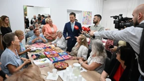 Siniša Mali u poseti Klubu za stare: Snažna podrška države penzionerima