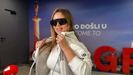 Šta je zajedničko Milici Pavlović, Rijani i Šer? Srpska pop zvezda ponela isti luksuzni detalj kao svetske ikone! (FOTO)