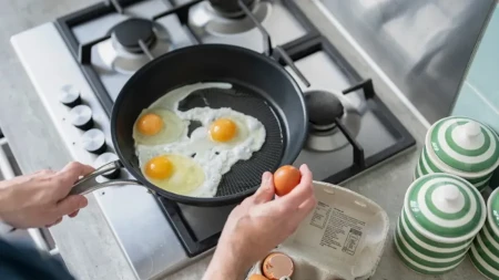Kardiolog upozorava: Ako ovo "zdravo" ulje koristite za pripremu jaja - odmah prestanite!