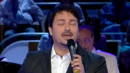 Pevač izbačen iz Granda! Prekršio strogo pravilo produkcije: "Uradio sam to da bih prehranio porodicu"