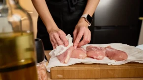 Vrvi od bakterija i parazita: Svi obožavaju ovaj deo piletine, a toliko je štetan da razara zdravlje