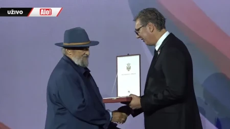 Prizor koji je dirnuo sve: Petar Božović polako prišao sa štapom, Vučić ga čekao na bini – usledile ovacije