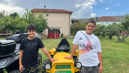 Šta će nam ti skupi telefoni, bolji nam je traktor: Braća Dušan i Đorđe čitav raspust radili poljoprivredne poslove, na kraju sav novac dali za "Tomu Vinković"
