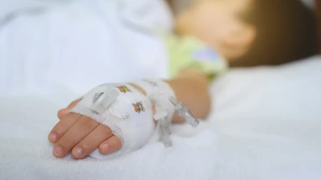 Dečaku (1) skinuli gazu, pa mu odsekli deo prsta! Jeziv nemar lekara, majka deteta iznela šokantne tvrdnje