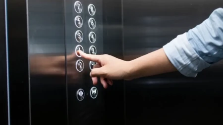 Uđete u lift i telefon odmah ostane bez mreže: Razlog će vas iznenaditi, metal nije jedini krivac!