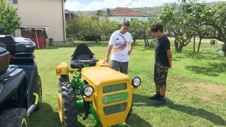 Umesto skupih telefona kupili su traktor: Dušan (14) i Đorđe (12) sami zaradili novac i ostvarili san