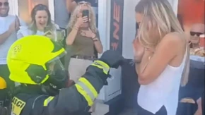 Vatrogasac iz Mostara smislio prosidbu za pamćenje: Kleknuo pred devojkom, a onda je nastao haos! (Video)