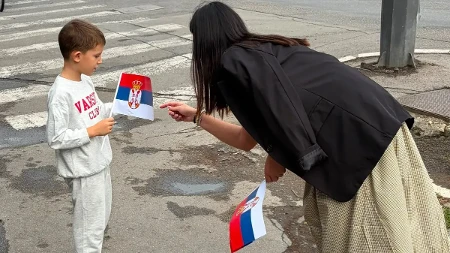 Trobojke krase Beograd: Aktivisti SNS poslali snažnu poruku na Dan srpskog jedinstva, slobode i nacionalne zastave (FOTO/VIDEO)