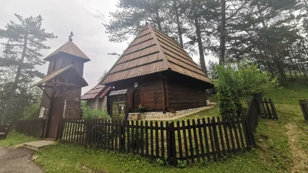 Ilija prodaje plac na Zlatiboru sa brvnarom za 25.000 evra: Na manje od kilometar je prava atrakcija