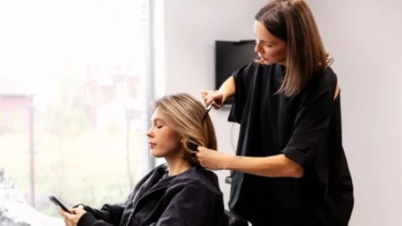 Hit frizura iz 90-ih se vratila! Naše mame su je obožavale, a danas izgleda potpuno drugačije