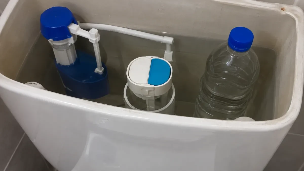 Domaćice stavljaju plastičnu flašu u vodokotlić: Kada saznate šta se dešava, odmah ćete poželeti da probate!