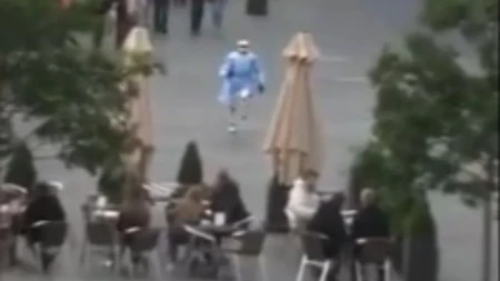 Neverovatna scena usred grada: Policija jurila podivljalog robota, ljudi u panici – snimak izazvao haos na mrežama!