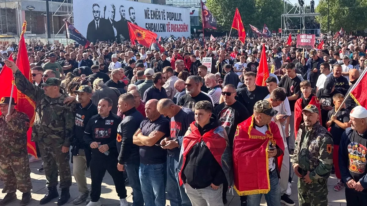 Albanci počeli da prave haos u Prištini! Skandiraju "OVK": Čekamo da žalbeni postupak poništi presude!