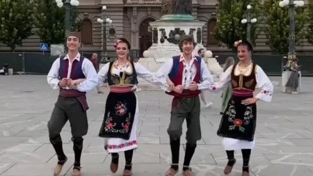Belgijanac igra srpsko kolo usred Knez Mihailove: Obukao našu nošnju, a Srbi ga uče korake (VIDEO)