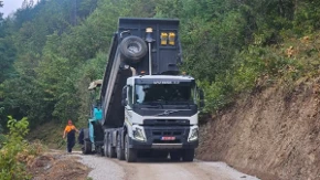 Čekali 30 godina, sada konačno stigao asfalt! Meštani Slatine: „Hvala Vučiću, gledao je ljude, a ne narodnost!“