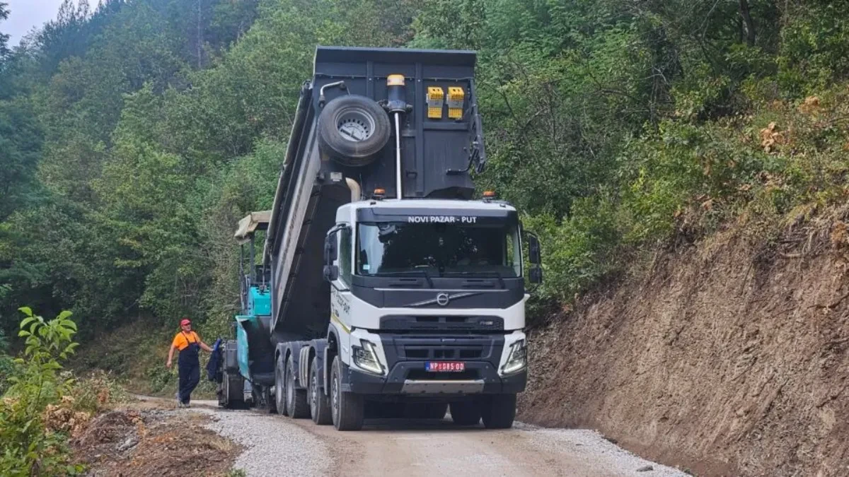 Čekali 30 godina, sada konačno stigao asfalt! Meštani Slatine: „Hvala Vučiću, gledao je ljude, a ne narodnost!“