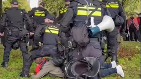 Obračun policije sa divljacima u Hagu: Biber-sprej, vodeni topovi i policijski psi (VIDEO)