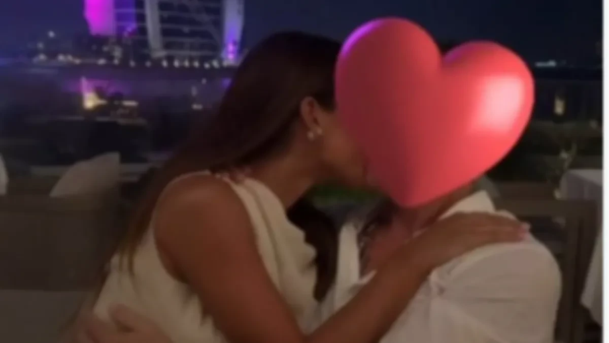 Procurile intimne fotografije naše pevačice sa biznismenom: Ona pozira u bikinuju, a on je grli (FOTO)