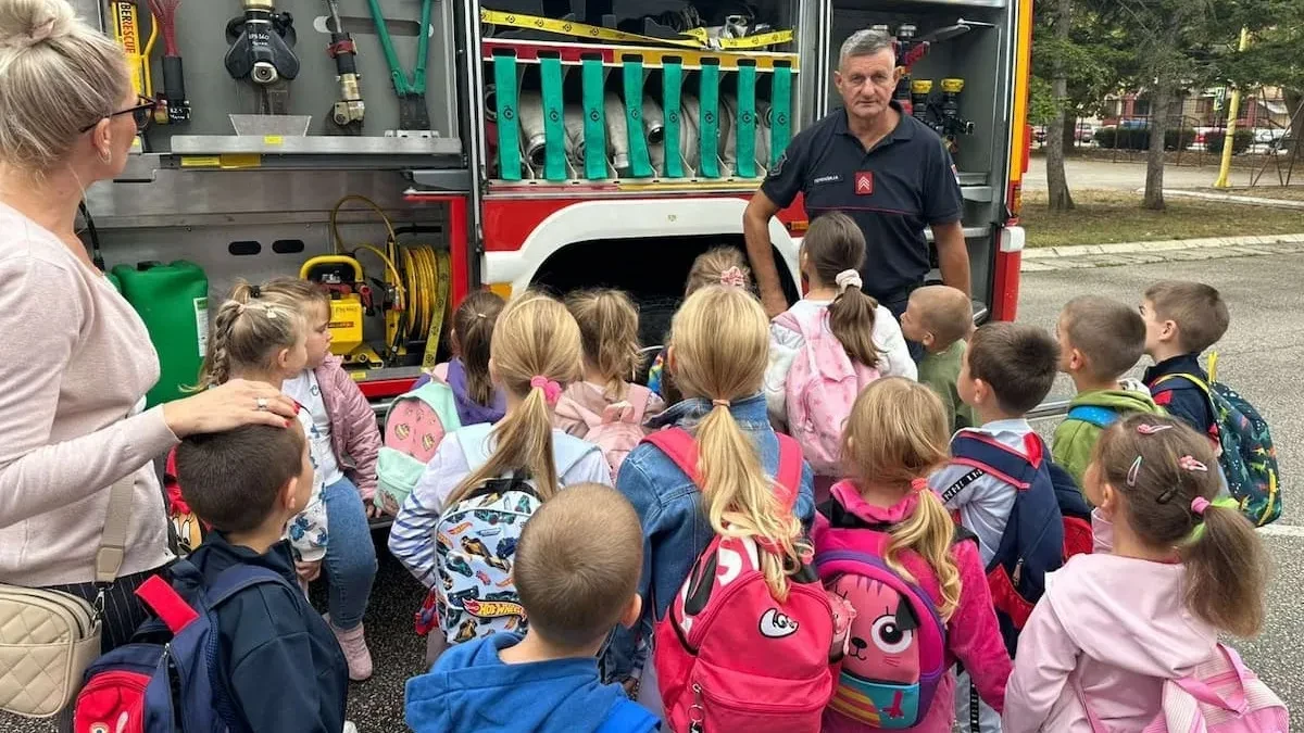 Vatrogasni kamioni oduševili mališane: Oko 700 dece posetilo čačanske heroje