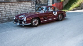 Otvorili staru garažu i zanemeli: Unutra pronašli Mercedes iz 1955. godine, a onda je usledilo nešto neverovatno