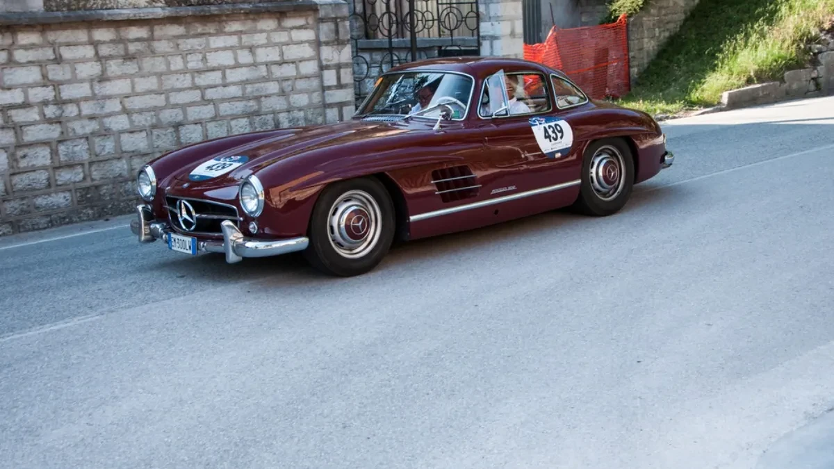 Otvorili staru garažu i zanemeli: Unutra pronašli Mercedes iz 1955. godine, a onda je usledilo nešto neverovatno