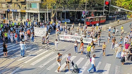 "Da li ste nekad probali trojku?" Blokaderi dotakli dno, vulgarne i prizemne poruke građanima Srbije