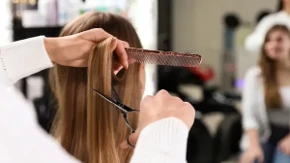 Skida bore, briše podočnjake i izdužuje figuru: Ovo je najbolja frizura za žene u 50-im