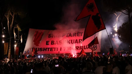 Albanci prave Haos u Hagu! Policija se hitno oglasila, traže da napuste prostor oko specijalnog suda