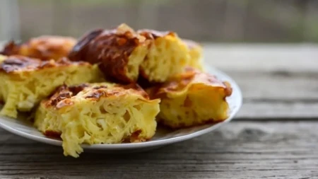 Korak koji potpuno menja teksturu pite od gotovih kora: Unutra će ostati meka kao duša, a korica će krckati pod zubima