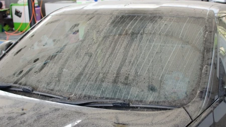 Auto vam je posle kiše štrokav i prekriven peskom? Očistite ga ovako da biste izbegli oštećenja