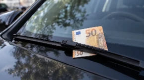 Šok na parkingu! Novčanica od 50 evra na brisaču nije ono što mislite, lopovi čekaju samo jedan potez
