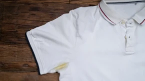 Nervira vas uporan žuti trag ispod pazuha? Jeftina mešavina briše fleku kao gumicom!