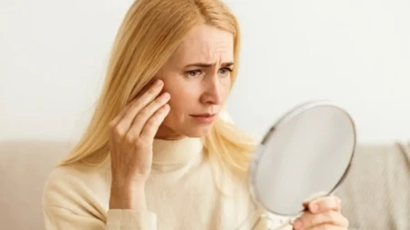Ovo svi bacaju u smeće, a ona stavlja na lice: Žena (43) tvrdi da je pronašla „prirodni botoks“!