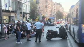 Motociklista naleteo na muškarca koji je izlazio iz autobusa: Vozač motora ostao nepomičan na kolovozu