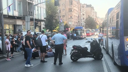 Motociklista naleteo na muškarca koji je izlazio iz autobusa: Vozač motora ostao nepomičan na kolovozu